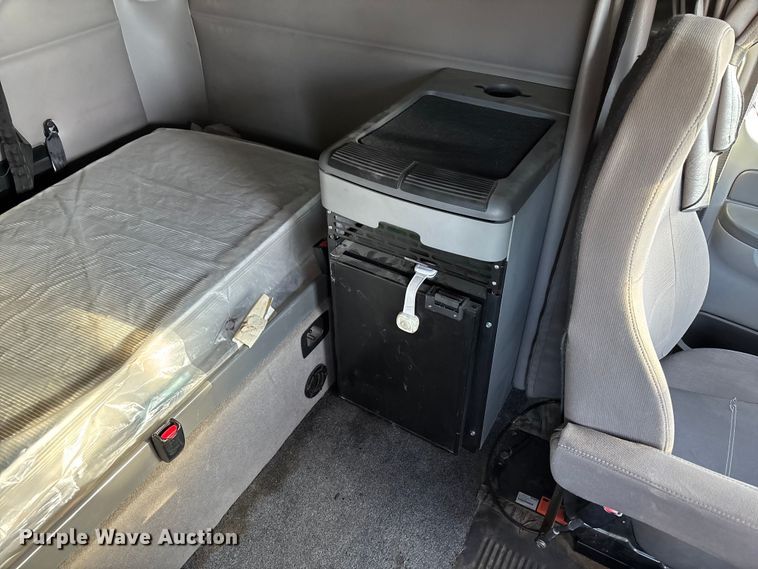 image for item FG1652 2003 Freightliner Columbia semi truck