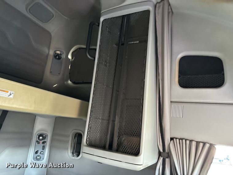 image for item FG1652 2003 Freightliner Columbia semi truck