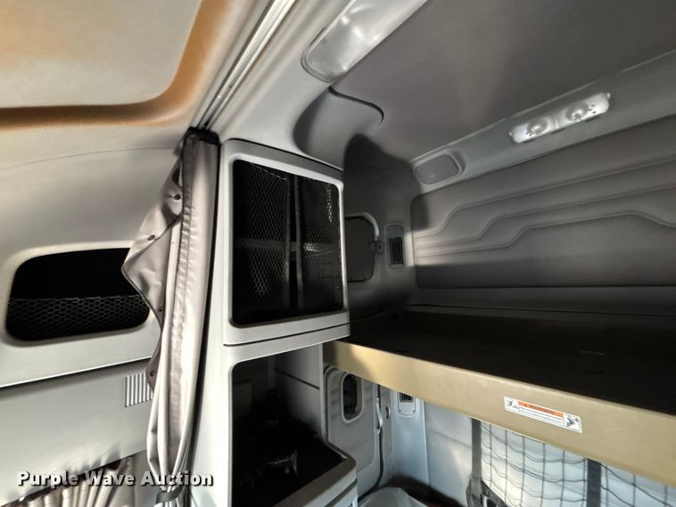 image for item FG1652 2003 Freightliner Columbia semi truck