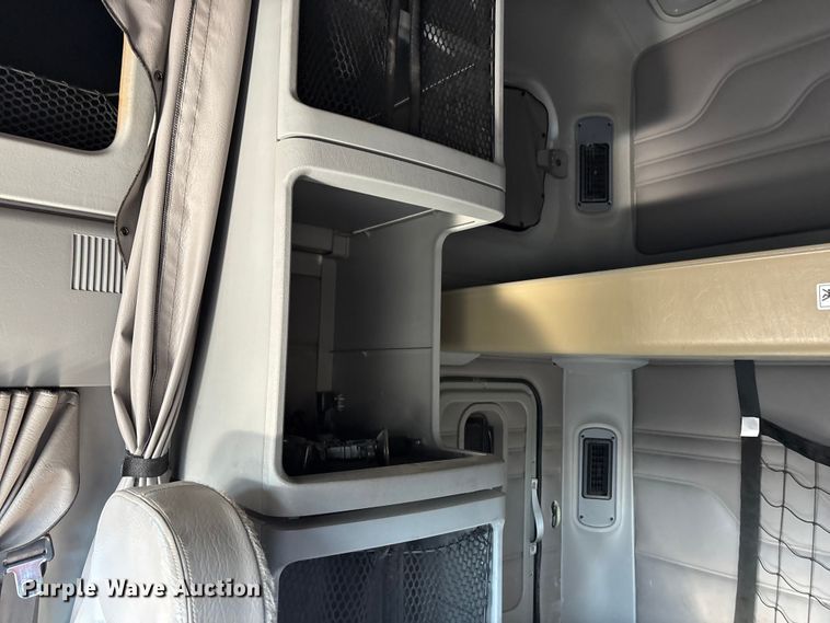 image for item FG1652 2003 Freightliner Columbia semi truck