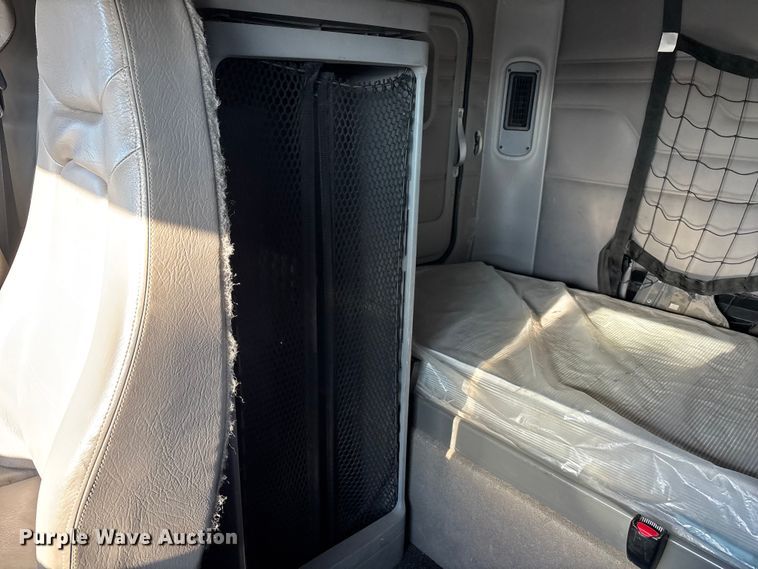 image for item FG1652 2003 Freightliner Columbia semi truck