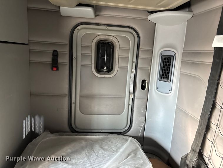 image for item FG1652 2003 Freightliner Columbia semi truck