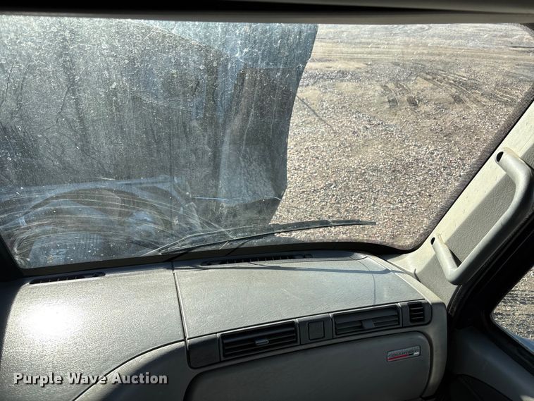 image for item FG1652 2003 Freightliner Columbia semi truck