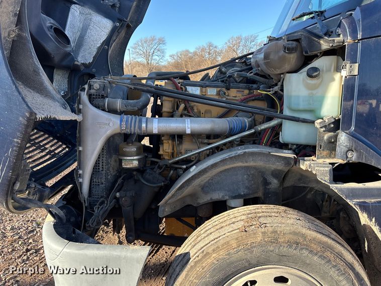 image for item FG1652 2003 Freightliner Columbia semi truck