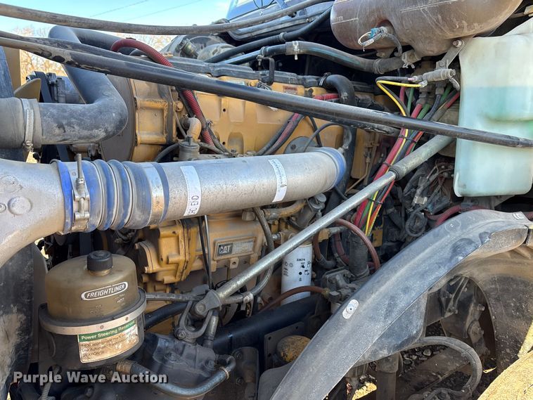 image for item FG1652 2003 Freightliner Columbia semi truck