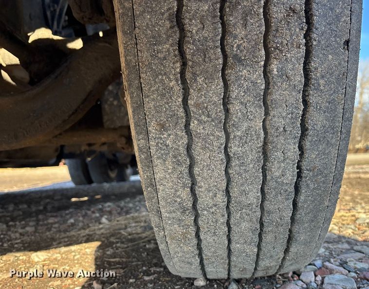 image for item FG1652 2003 Freightliner Columbia semi truck