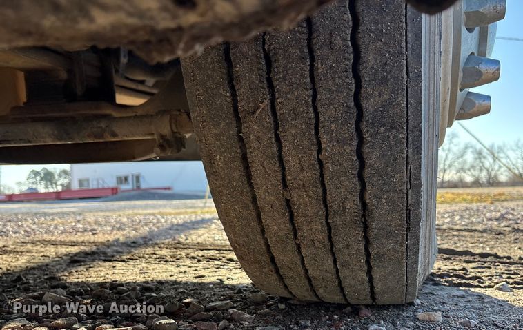 image for item FG1652 2003 Freightliner Columbia semi truck