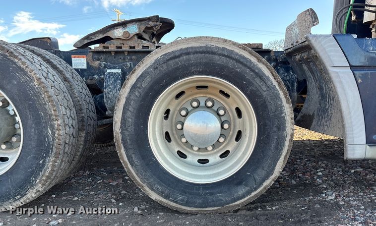 image for item FG1652 2003 Freightliner Columbia semi truck