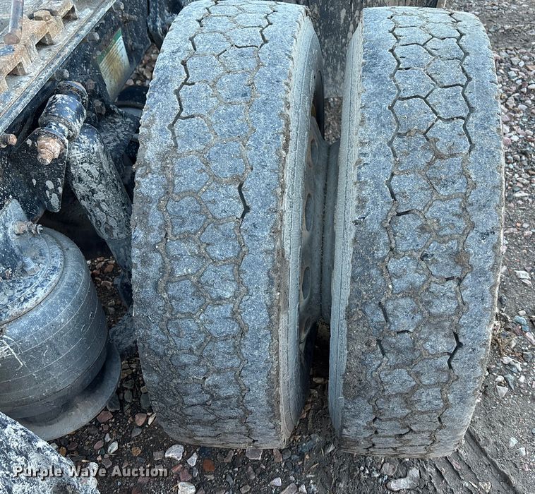 image for item FG1652 2003 Freightliner Columbia semi truck