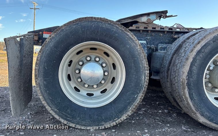 image for item FG1652 2003 Freightliner Columbia semi truck