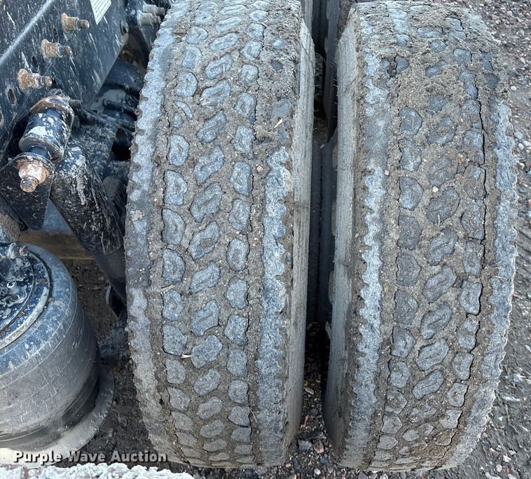 image for item FG1652 2003 Freightliner Columbia semi truck