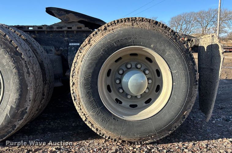 image for item FG1652 2003 Freightliner Columbia semi truck