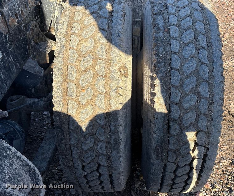 image for item FG1652 2003 Freightliner Columbia semi truck