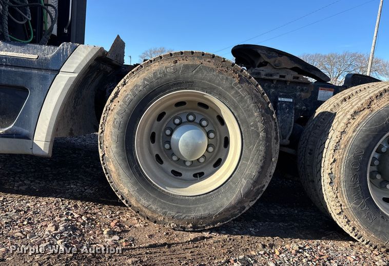 image for item FG1652 2003 Freightliner Columbia semi truck