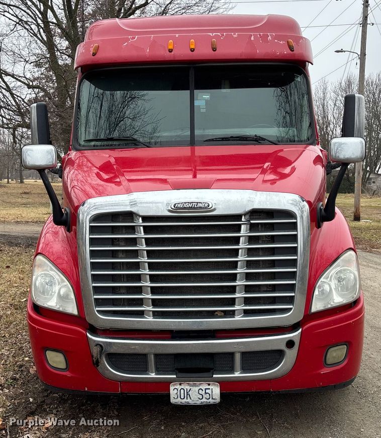 image for item FG1744 2015 Freightliner Cascadia semi truck