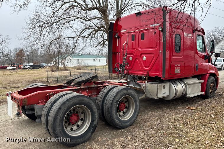 image for item FG1744 2015 Freightliner Cascadia semi truck