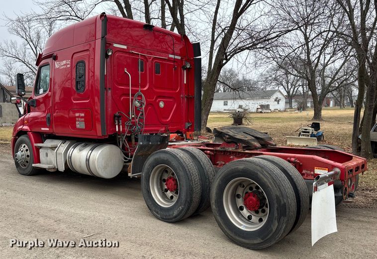 image for item FG1744 2015 Freightliner Cascadia semi truck