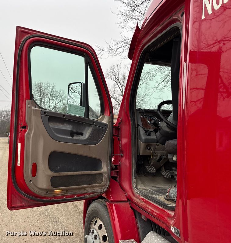 image for item FG1744 2015 Freightliner Cascadia semi truck