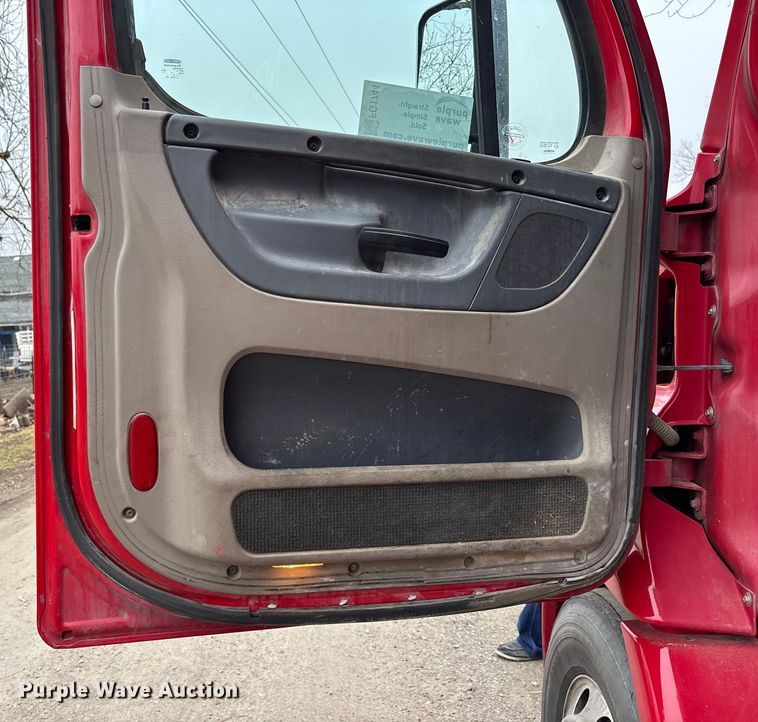 image for item FG1744 2015 Freightliner Cascadia semi truck