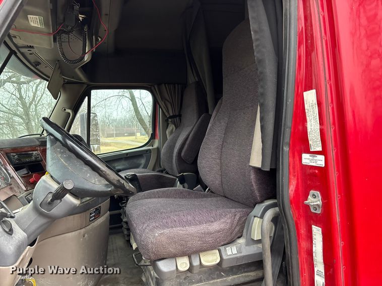 image for item FG1744 2015 Freightliner Cascadia semi truck