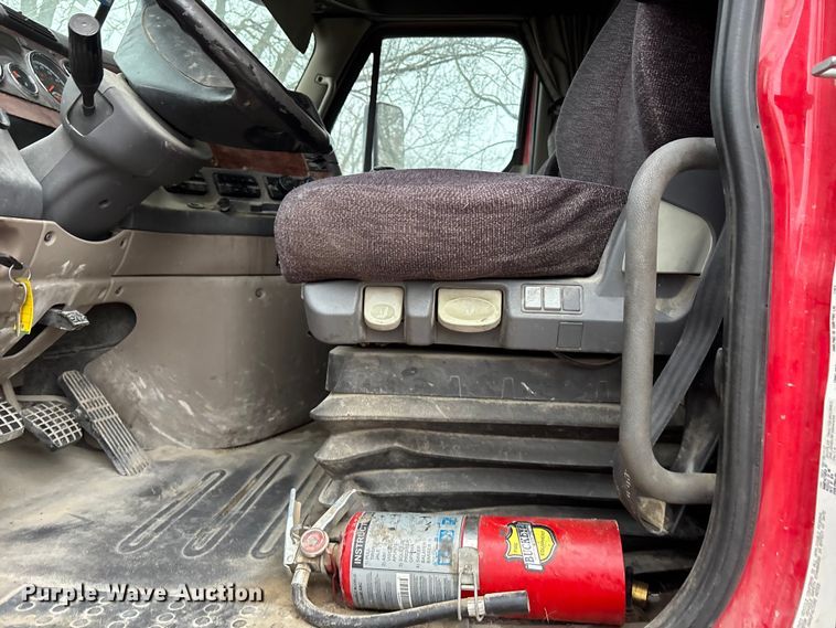 image for item FG1744 2015 Freightliner Cascadia semi truck