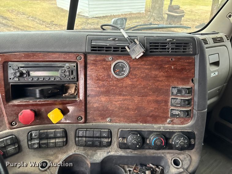 image for item FG1744 2015 Freightliner Cascadia semi truck