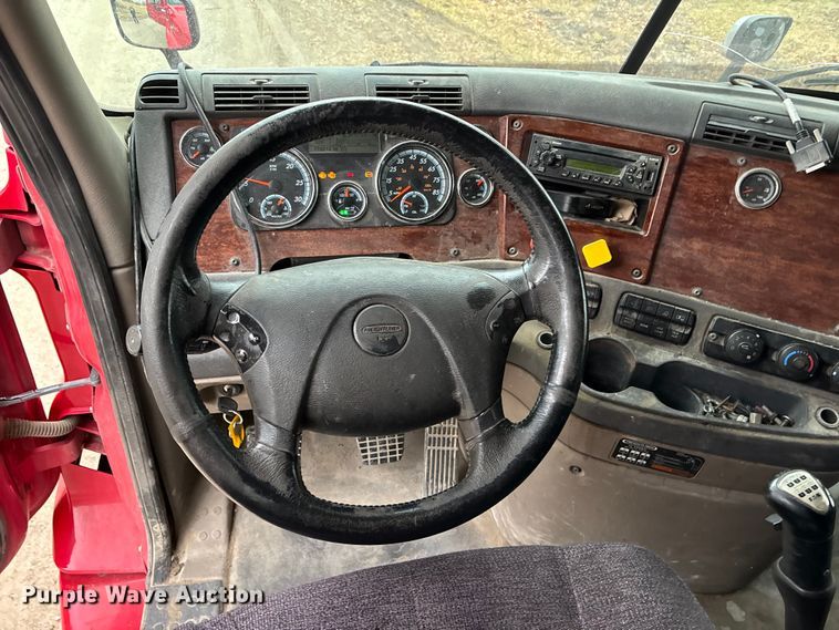 image for item FG1744 2015 Freightliner Cascadia semi truck