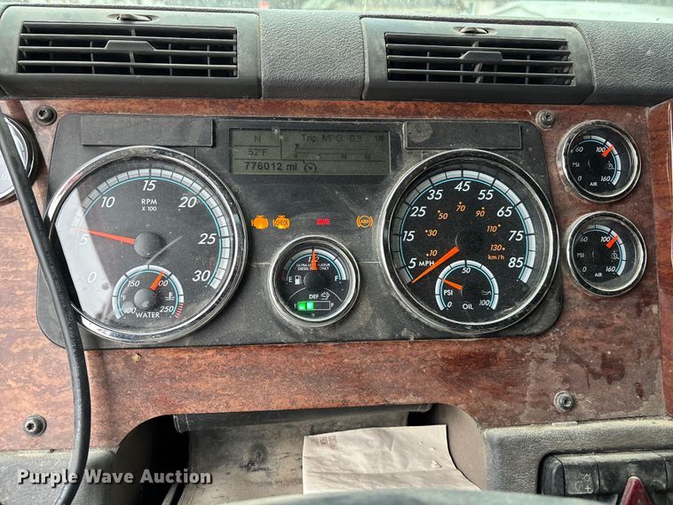 image for item FG1744 2015 Freightliner Cascadia semi truck