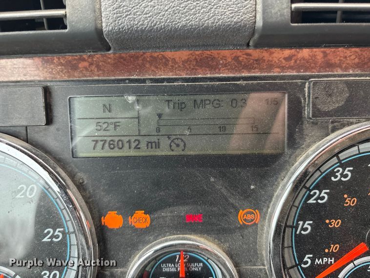 image for item FG1744 2015 Freightliner Cascadia semi truck