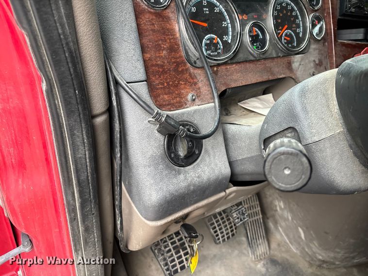 image for item FG1744 2015 Freightliner Cascadia semi truck