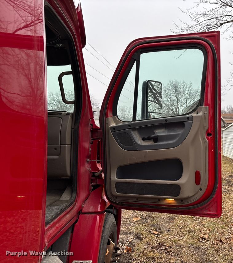 image for item FG1744 2015 Freightliner Cascadia semi truck