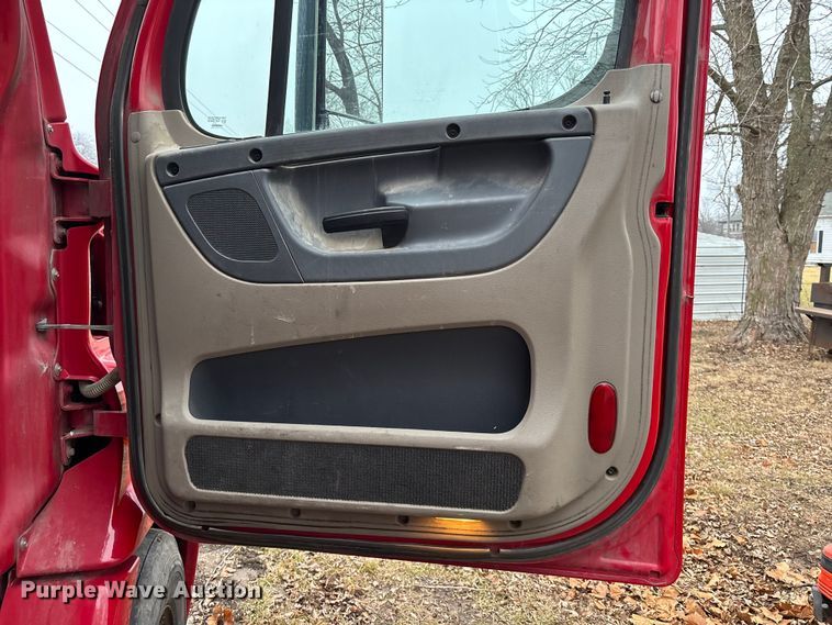 image for item FG1744 2015 Freightliner Cascadia semi truck