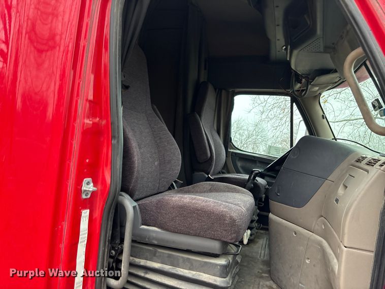 image for item FG1744 2015 Freightliner Cascadia semi truck