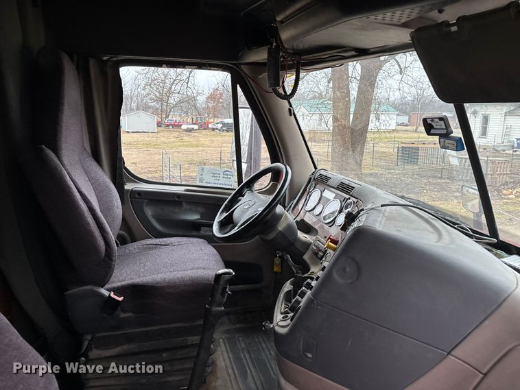 image for item FG1744 2015 Freightliner Cascadia semi truck