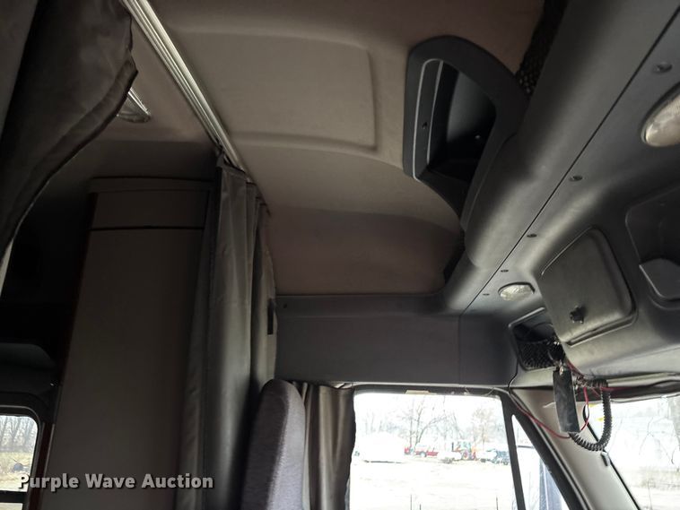 image for item FG1744 2015 Freightliner Cascadia semi truck