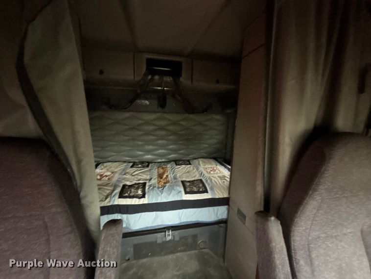 image for item FG1744 2015 Freightliner Cascadia semi truck