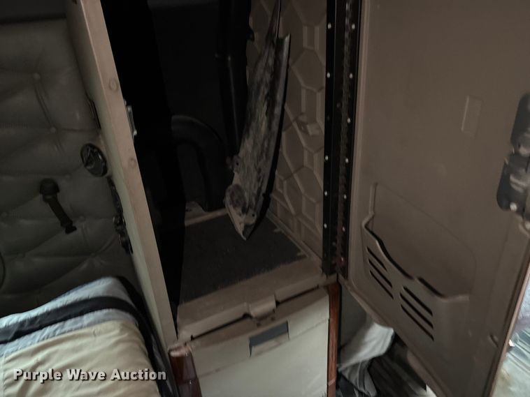 image for item FG1744 2015 Freightliner Cascadia semi truck