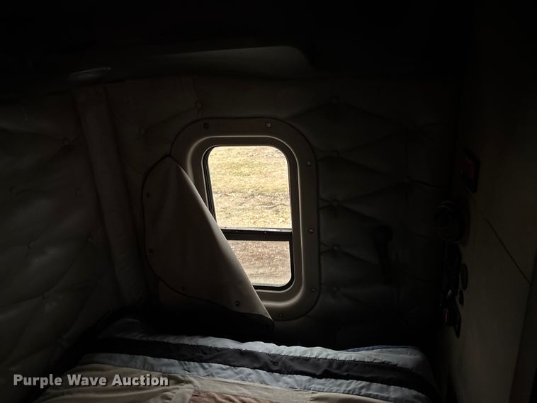 image for item FG1744 2015 Freightliner Cascadia semi truck