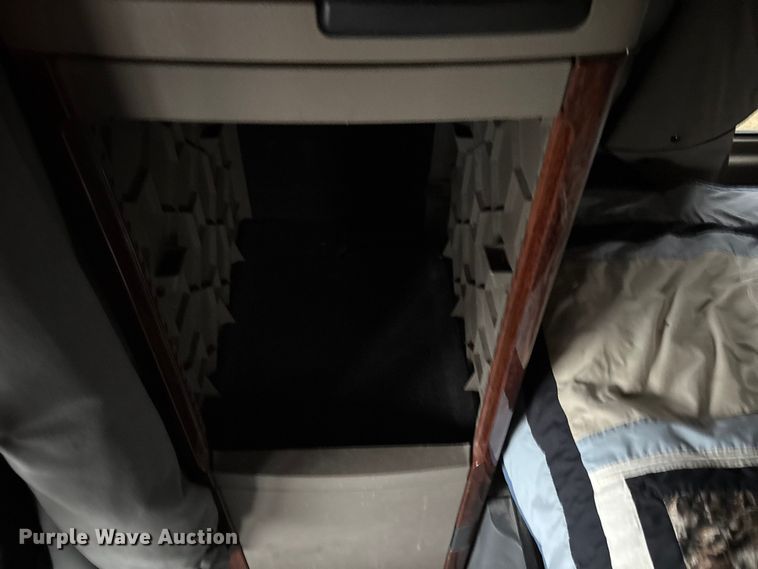 image for item FG1744 2015 Freightliner Cascadia semi truck