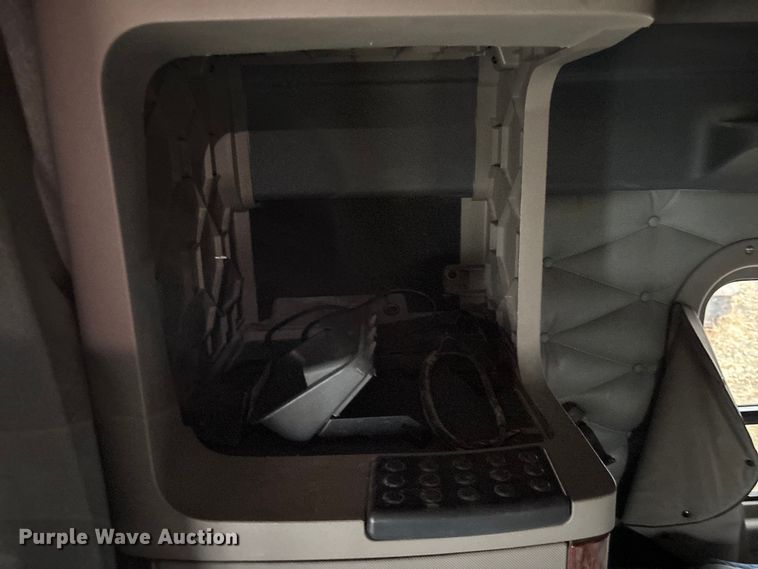 image for item FG1744 2015 Freightliner Cascadia semi truck