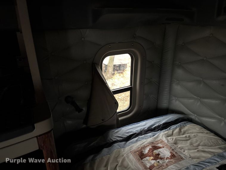 image for item FG1744 2015 Freightliner Cascadia semi truck