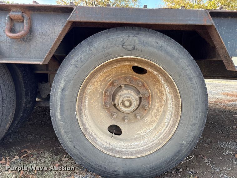 image for item FI0089 2001 Viking drop deck equipment trailer