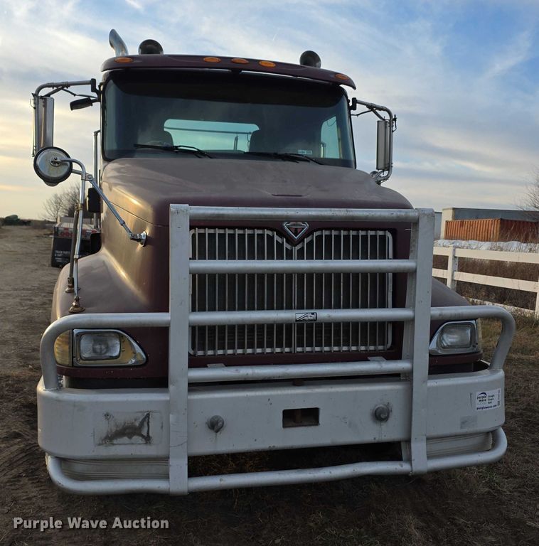 image for item FI0740 2003 International 9200I semi truck