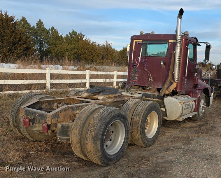 image for item FI0740 2003 International 9200I semi truck