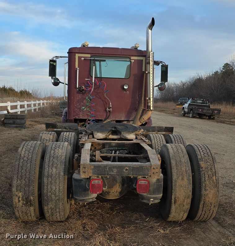 image for item FI0740 2003 International 9200I semi truck