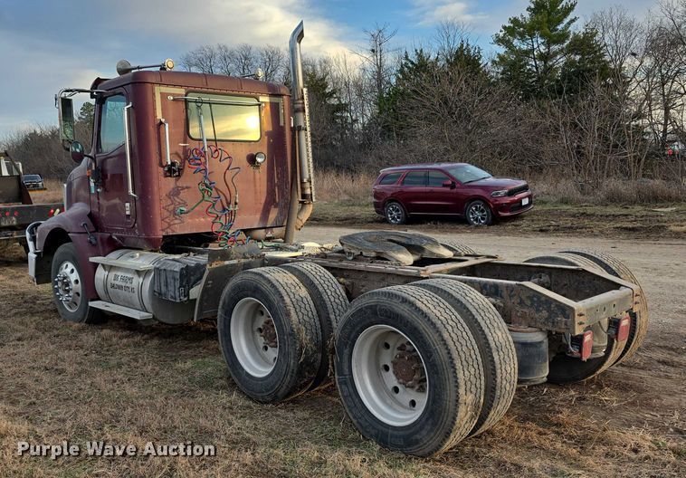 image for item FI0740 2003 International 9200I semi truck