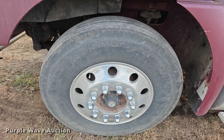 image for item FI0740 2003 International 9200I semi truck