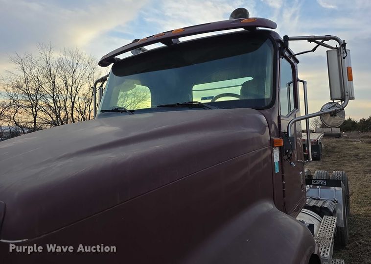 image for item FI0740 2003 International 9200I semi truck