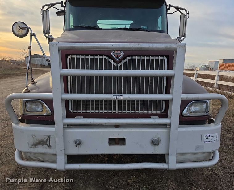 image for item FI0740 2003 International 9200I semi truck