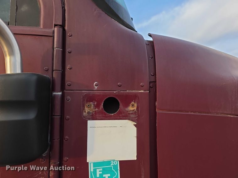 image for item FI0740 2003 International 9200I semi truck